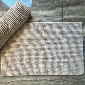 Pre-Owned Set Of 2 Beige/Nude Chenille Bath Rugs/Bath Mats. 32" x 20". Next UK